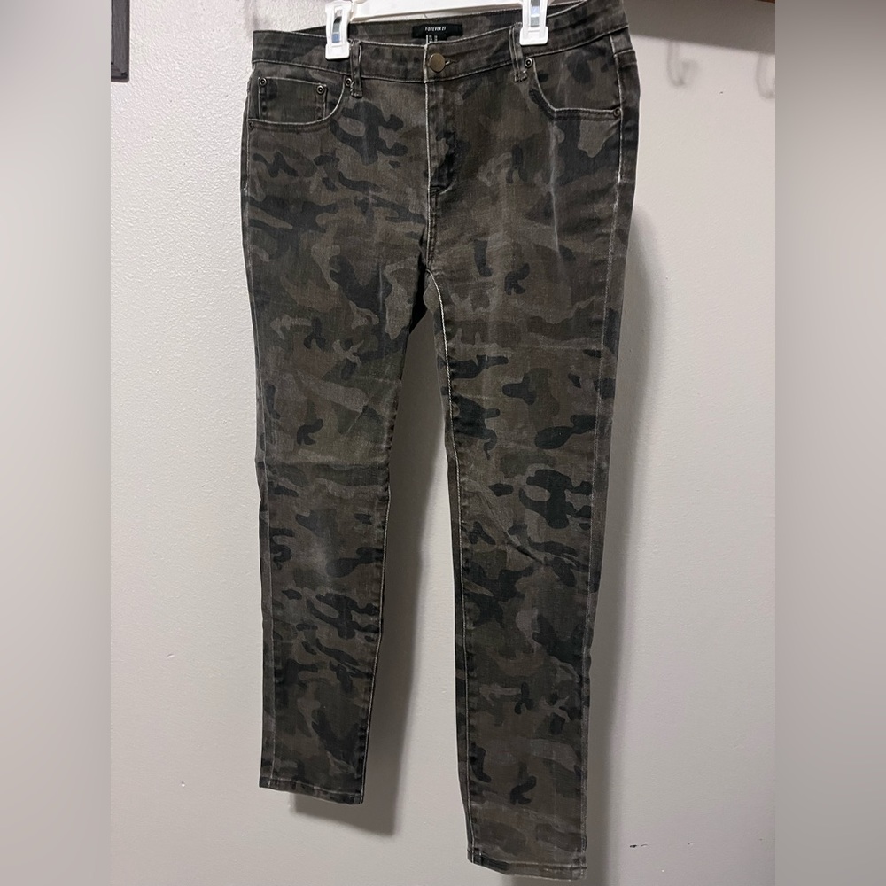 Forever 21 camuflaje woman’s skinny jeans size 30. Pre owned.
